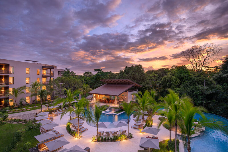 Los atardeceres más hermosos en el corazón de la selva. Vista en la piscina de Botánika Resort.